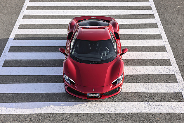 Ferrari na firmu ve ztrátě je evergreen závisti, úřad na něj umí došlápnout