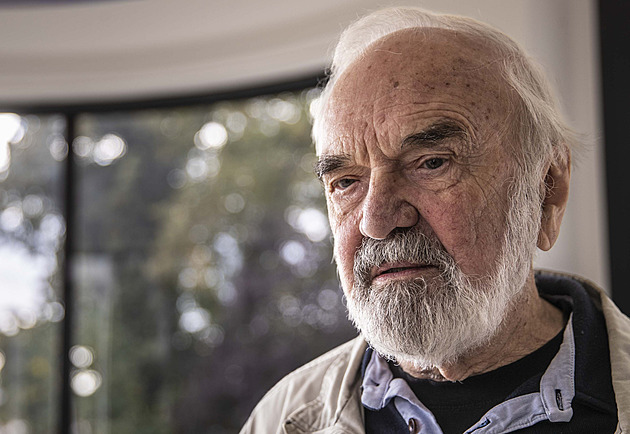 Jednohubky, balonky a kvízy. Jak se kina chystají na přenos velké Svěrákovy oslavy