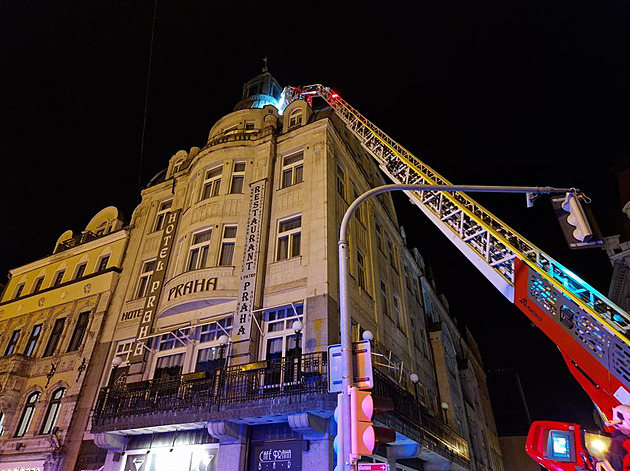 Zdrogovaného muže ve věžičce hotelu zpacifikovala policie, dolů jel plošinou