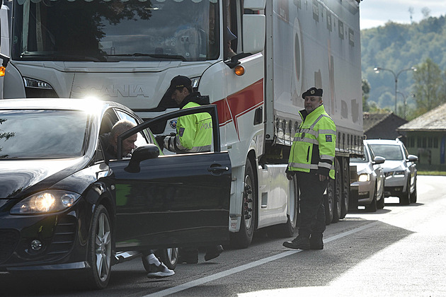 Policie dopadla 14 převaděčů. Za milion eur propašovali do EU tisíc migrantů