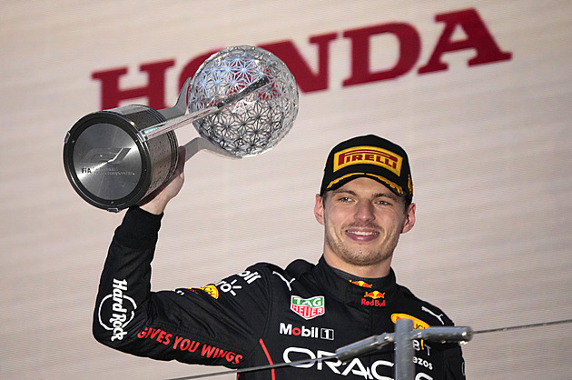 Verstappen v Japonsku obhájil mistrovský titul. Korunovaci provázely zmatky