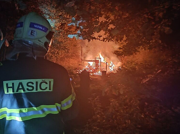 Při požáru přístřešku zemřel pardubický bezdomovec, další muž je zraněný