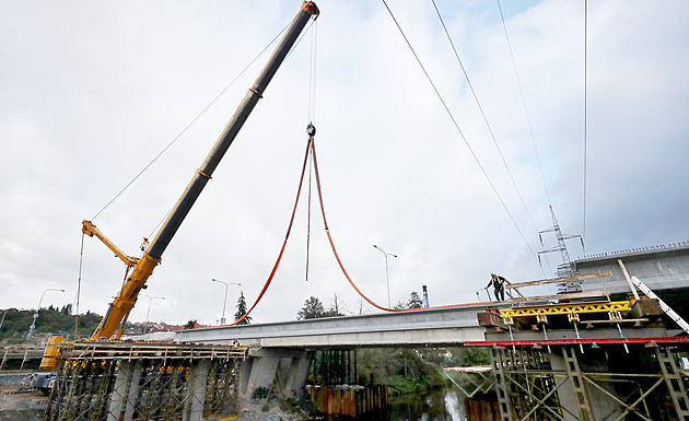 Nosníky mostu přes Svitavu pomáhá v Brně instalovat největší jeřáb v Česku