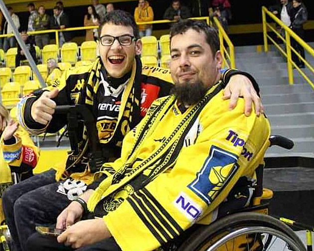 Před hokejem šlo o život, litvínovský fanoušek na vozíčku pomohl karlovarskému
