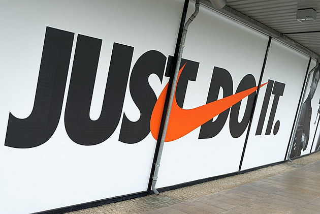 Nike čelí nařčení, že diskriminuje bílé zaměstnance. Společnost se brání