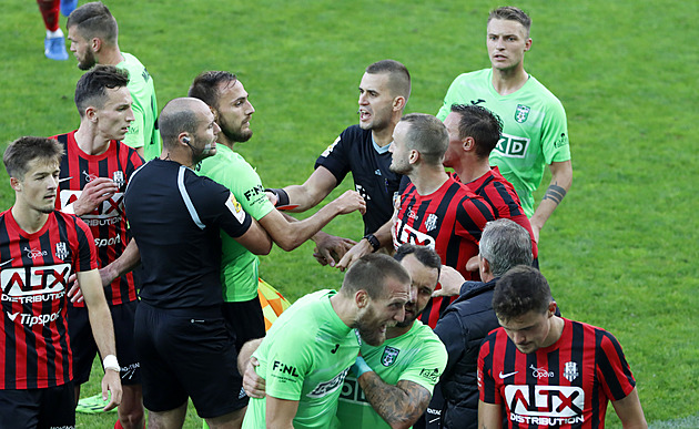 Slezské derby fotbalistů Karviné a Opavy bylo vypjaté a plné emocí