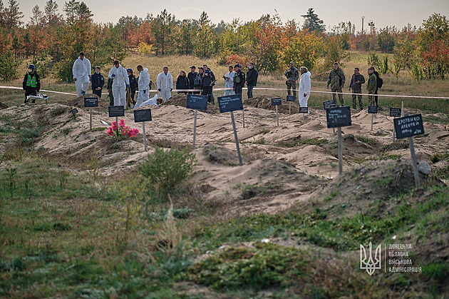 Ukrajinci našli v Lymanu další masový hrob. Jsou v něm těla vojáků i civilistů