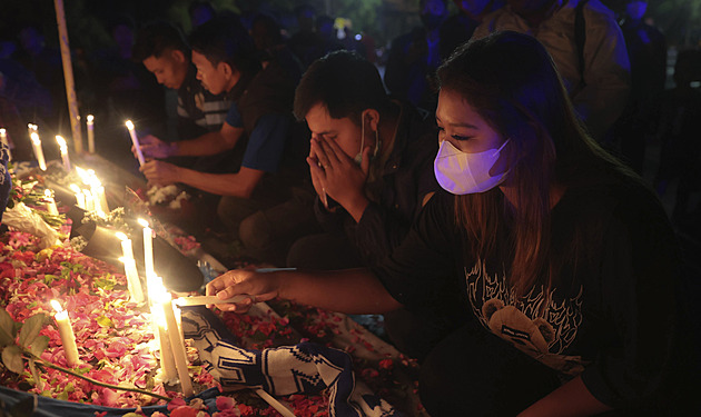 Rodiny obětí indonéské fotbalové tragédie chtějí odškodné a ze stadionu památník