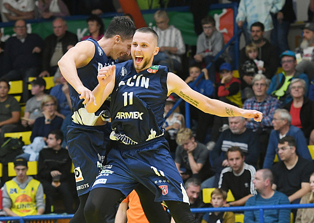 Severočeské derby ovládli basketbalisté Děčína, Pomikálek měl double double