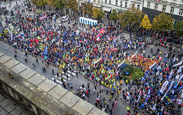 Na Václavském náměstí protestuje Česko proti chudobě, na místě jsou tisíce lidí