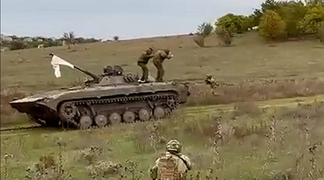 VIDEO: Rusové se přijeli vzdát v obrněnci. Domluvili se po telefonu