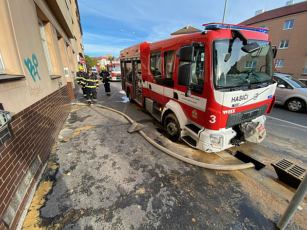 Havárie vody v Kobylisích podemlela chodník, propadl se pod vozem hasičů