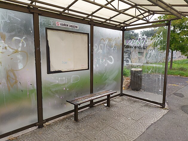 <p>Zastávka Ve Studeném má stále původní přístřešek. Ten je ale neudržovaný. Chybí mapa Prahy, sklo je pokryté graffiti. </p>