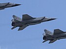 Ruské letouny MiG-31K vyzbrojené stelami Kinal nad Rudým námstím (7. kvtna...