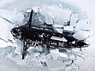 Ruská jaderná ponorka prolamuje led na blíe neupesnném míst v Arktid. (26....