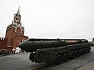 Ruské balistické rakety Topol M bhem pehlídky na Rudém námstí (9. kvtna...