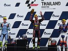Pedasn ukonenou Velkou cenu Thajska ve tíd Moto2 ovládl Tony Arbolino,...