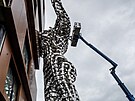 V Karlín podpírá novostavbu obí socha eny. (2. íjna 2022)