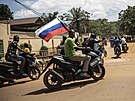 Píznivci Ibrahima Traorého slaví pevrat v Ouagadougou s ruskými vlajkami. (2...
