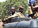 Vojáci peváejí v hlavním mst Burkiny Faso Ouagadougou vdce puist...