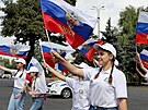 Ruské dti s národními vlajkami bhem mezinárodního etnického festivalu v...