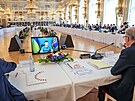 Ukrajinský prezident Volodymyr Zelenskyj se pomocí videohovoru spojil s lídry...