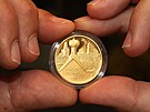 Pohled na zlatou minci s motivy Litomic.