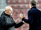 Spar�anský trenér Brian Priske (vpravo) v pozápasové diskuzi s trenérem...