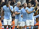 Fotbalisté Manchesteru City slaví gól, který vstelil Erling Haaland (druhý...