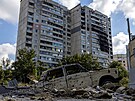 Zniené budovy a auto ve tvrti Saltivka v Charkov (3. íjna 2022)