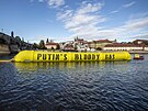Organizace Greenpeace bhem summitu EU v Praze vyjela na Vltavu s umlým...