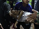 Desítky lidí se zranily pi nepokojích po konci fotbalového zápasu v Indonésii.