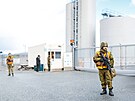 Příslušníci domácí stráže norských ozbrojených sil hlídkují u ropných zařízení...