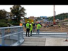U Tomkova námstí v Brn instalují nosníky konstrukce mostu pes Svitavu