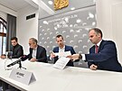 Dohodu o spolupráci podepsali ve Zlín zleva: Jií Robenek (Piráti), Miroslav...