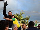 Fanynka objímá brazilského prezidenta Jaira Bolsonara. V Brazílii se odehrají...