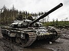 Ruský tank oputný pi ukrajinské ofenzív v Charkovské oblasti (14. záí 2022)