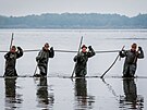 Rybái zatáhli sít na nejvtím eském rybníku. (7. 10. 2022)