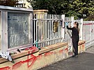 itní plotu ukrajinské ambasády v praské Bubeni, který neznámý vandal polil...