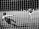 Legendární penalta. Antonín Panenka stílí v Blehrad 1976 gól nmeckému...