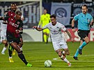 Milan Petrela ze  Slovácka uniká Mario Leminovi z Nice v utkání Konferenní...