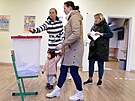 Obyvatelé lotyské Rigy odevzdávají hlas ve volbách do parlamentu.  (1. íjna...