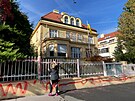 Plot ukrajinského velvyslanectví v Praze nkdo polil a posprejoval barvou