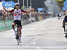 Tadej Pogaar (vlevo) slaví vítzství v cyklistickém závod Lombardie.
