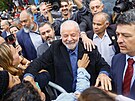 Bývalý prezident Luiz Inácio Lula da Silva se zdraví s píznivci. (2. íjna...