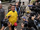 Brazilský prezident Jair Bolsonaro ped volební místností (2. íjna 2022)