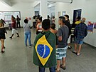 Lidé stojí ve front na odevzdání hlasu ve volební místnosti v brazilském Riu...