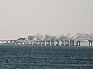 Pohled na hoící ásti Kerského mostu na Krymu (8. íjna 2022)