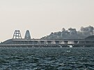 Pohled na hoící ást Kerského mostu na Krymu (8. íjna 2022)