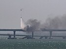 Haení hoící ást Kerského mostu na Krymu (8. íjna 2022)